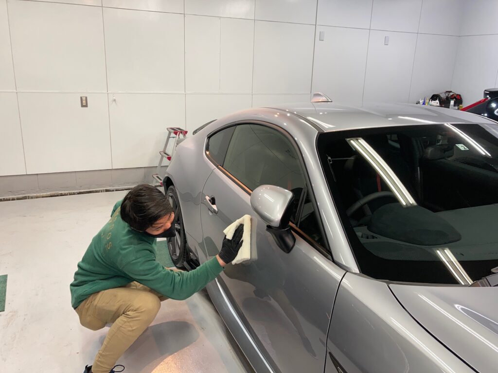 スバル・BRZ・コーティング前の仕上げ作業：レベリングをしている様子