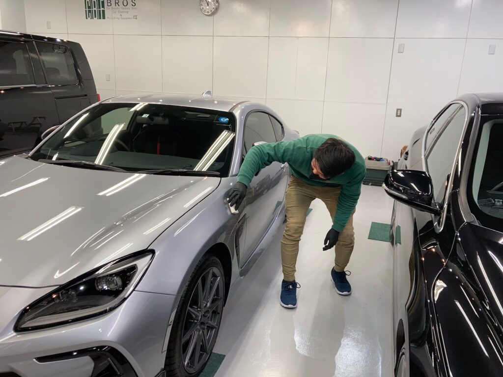スバル・BRZ・コーティング前の仕上げ作業：コーティング剤を塗布している様子