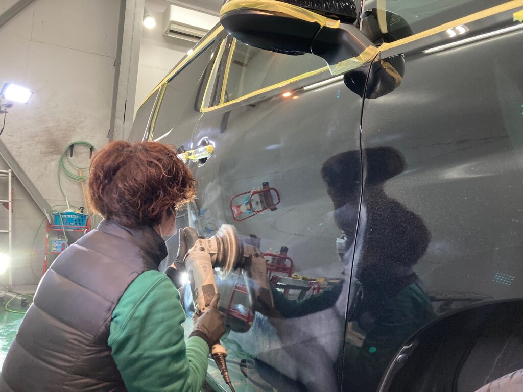 トヨタ・ベルファイアの下地処理作業：側面を磨いている様子