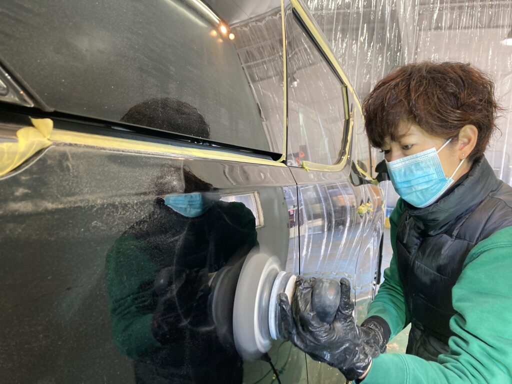 トヨタ・ベルファイアの下地処理作業：ボディを鏡面磨きしている様子