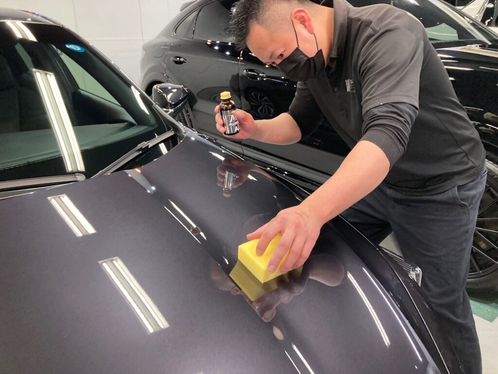 ホンダ・インサイトのclassMの仕上げ作業：コーティング剤を塗布している様子