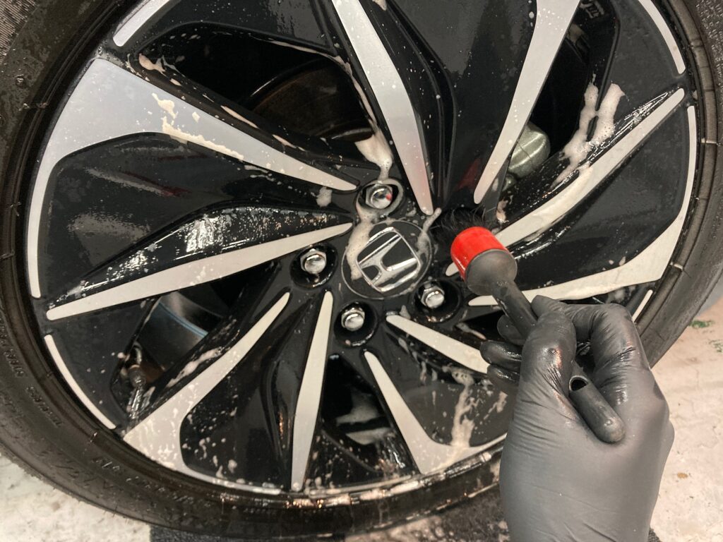 ホンダ・インサイトのclassM下地処理作業：ホイールの洗浄