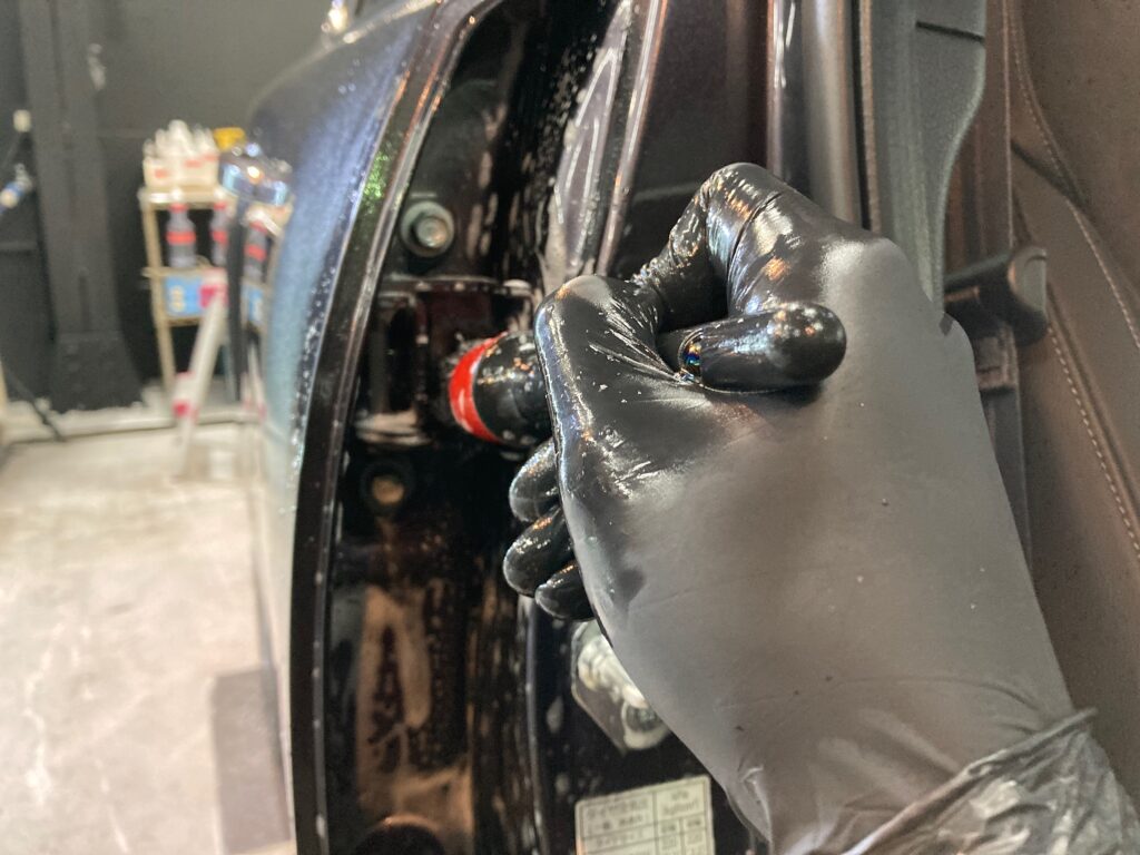 ホンダ・インサイトのclassM下地処理作業：エッジ部分の洗浄