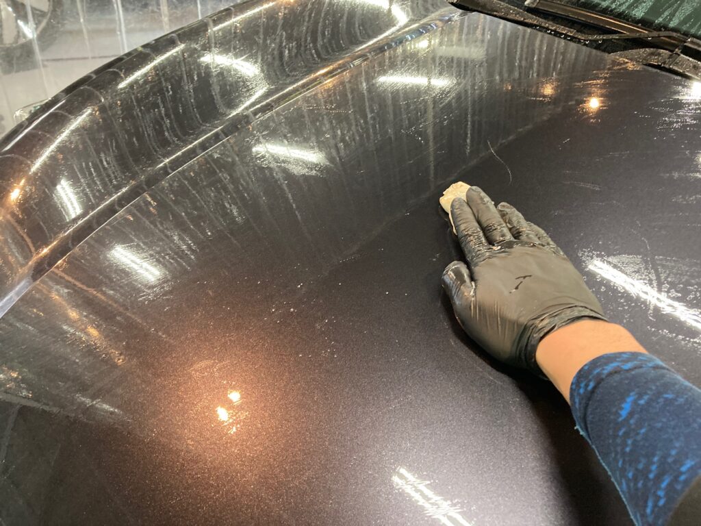 ホンダ・インサイトのclassM下地処理作業：ボンネットの鉄粉除去