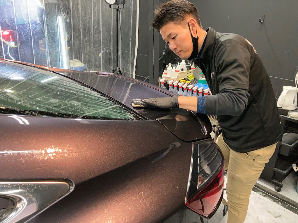 ホンダ・インサイトのclassM下地処理作業：リアドアの鉄粉除去