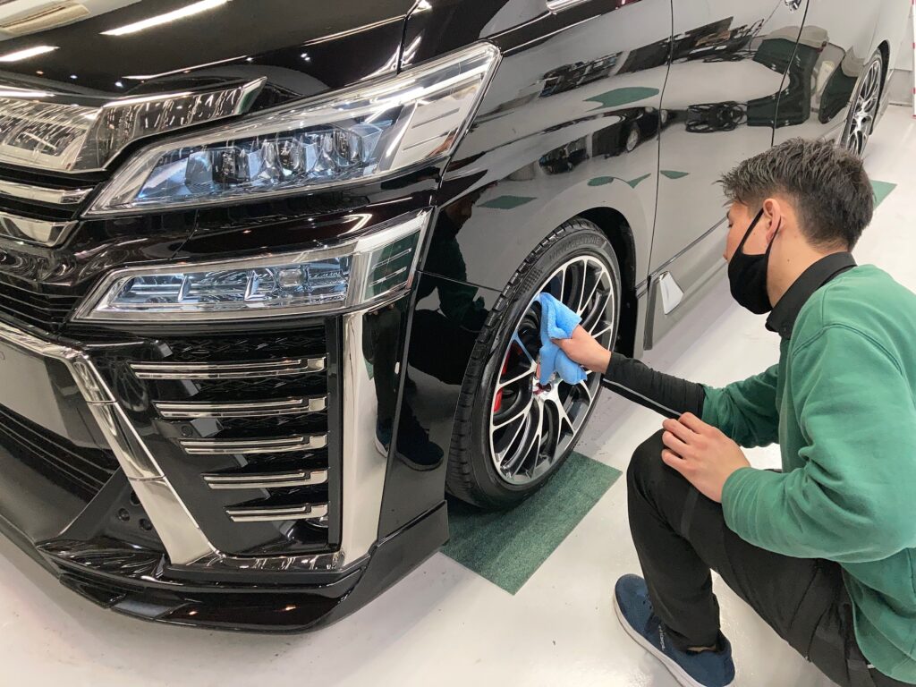 トヨタ・ベルファイアの仕上げ作業：ホイールをキレイにしている様子