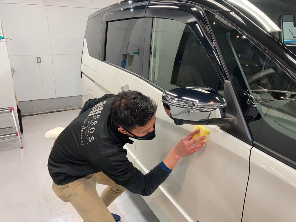 日産・セレナのリアルガラスコートclassM仕上げ作業：側面にコーティング剤を塗布している様子