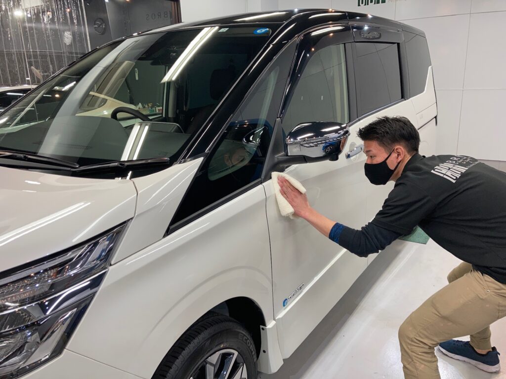 日産・セレナのリアルガラスコートclassM仕上げ作業：レベリングした後に乾拭きしている様子
