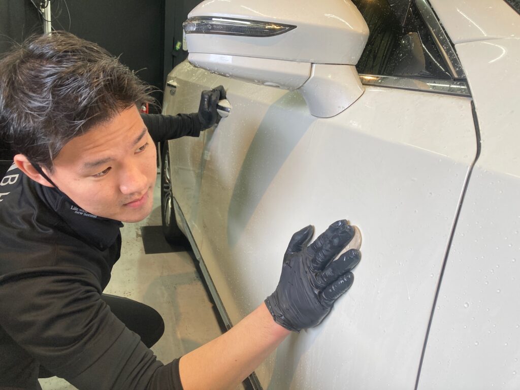 トヨタ・クラウンclassM施工・下地処理工程：鉄粉などの不純物除去
