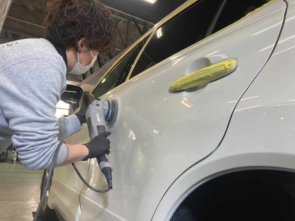 トヨタ・クラウンclassM施工・下地処理工程：リアドアを磨いている様子
