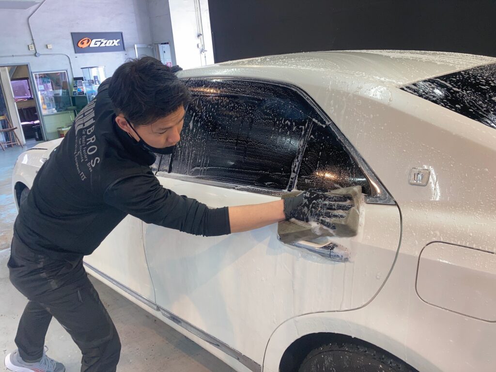 トヨタ・クラウンclassM施工・下地処理工程：手洗い洗車の様子