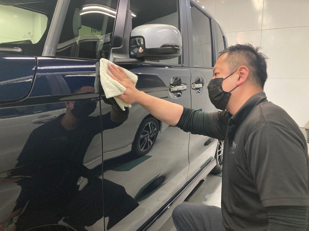 N-BOXの仕上げ作業：レベリングしている様子