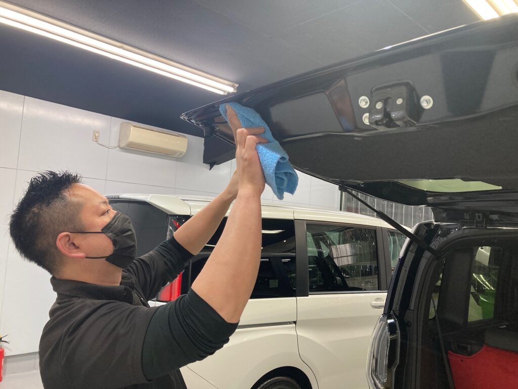N-BOXの仕上げ作業：エッジを拭いている様子