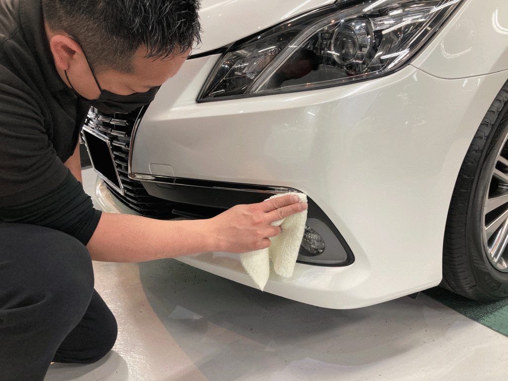 トヨタ・クラウンclassM施工・仕上げ作業工程：細かい部分を拭いている様子