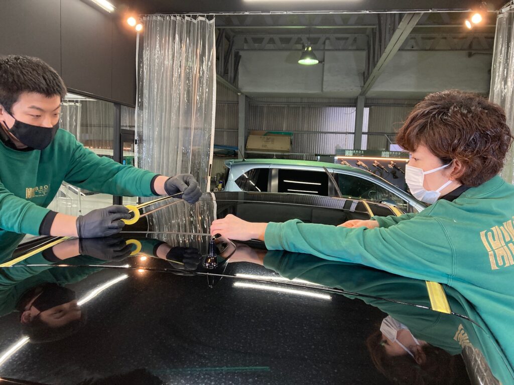 トヨタ・ハリアー・classM施工の下地処理工程：マスキングテープを貼っていく