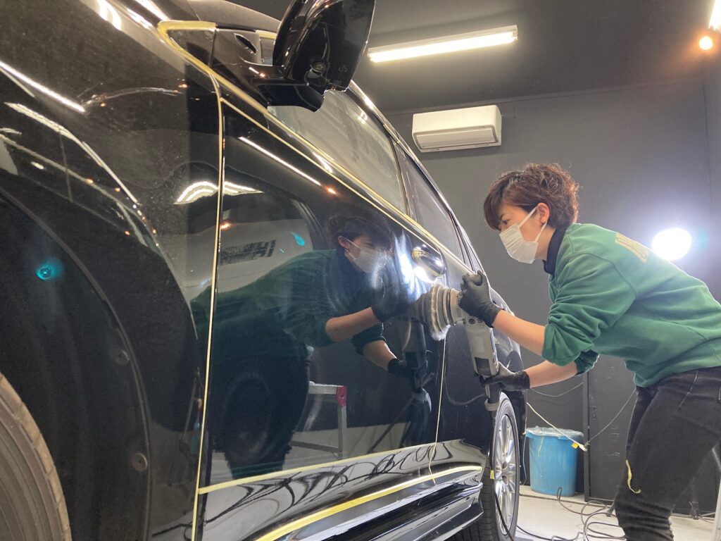 トヨタ・ハリアー・classM施工の下地処理工程：ボディ側面を磨いている様子