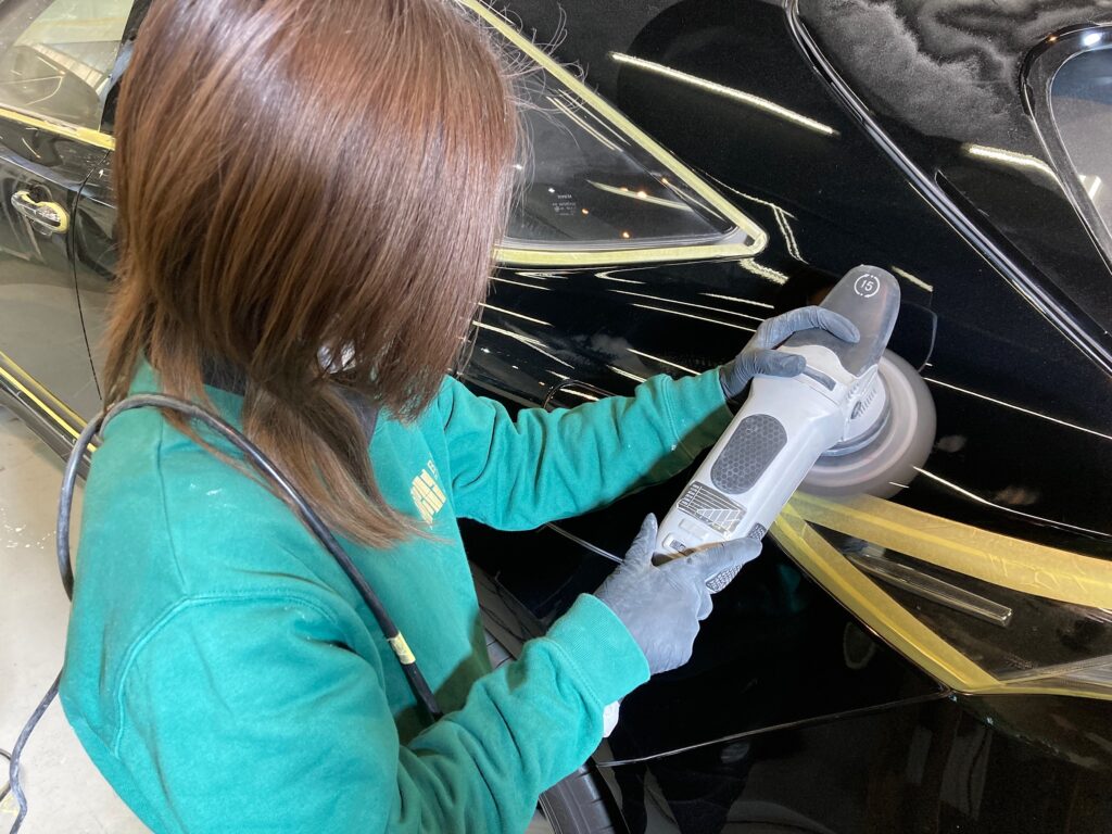 トヨタ・ハリアー・classM施工の下地処理工程：鏡面磨きをしている様子