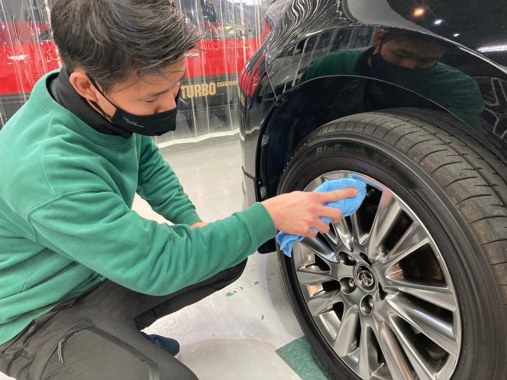 トヨタ・ハリアー・classM施工の仕上げ作業工程：ホイールをキレイに拭いていく