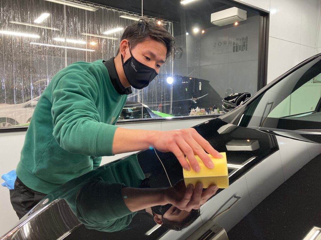 トヨタ・ハリアー・classM施工の仕上げ作業工程：コーティング剤を塗布している様子