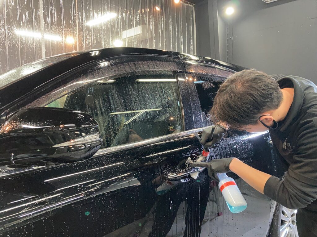トヨタ・ハリアー・classM施工の下地処理工程：細かい隙間の洗浄