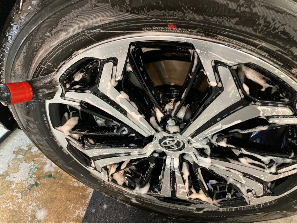 トヨタ・RAV4の下地処理工程：ホイール洗浄の様子