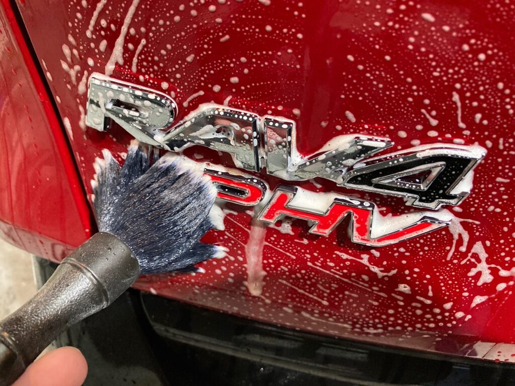 トヨタ・RAV4の下地処理工程：エンブレム周りの洗浄