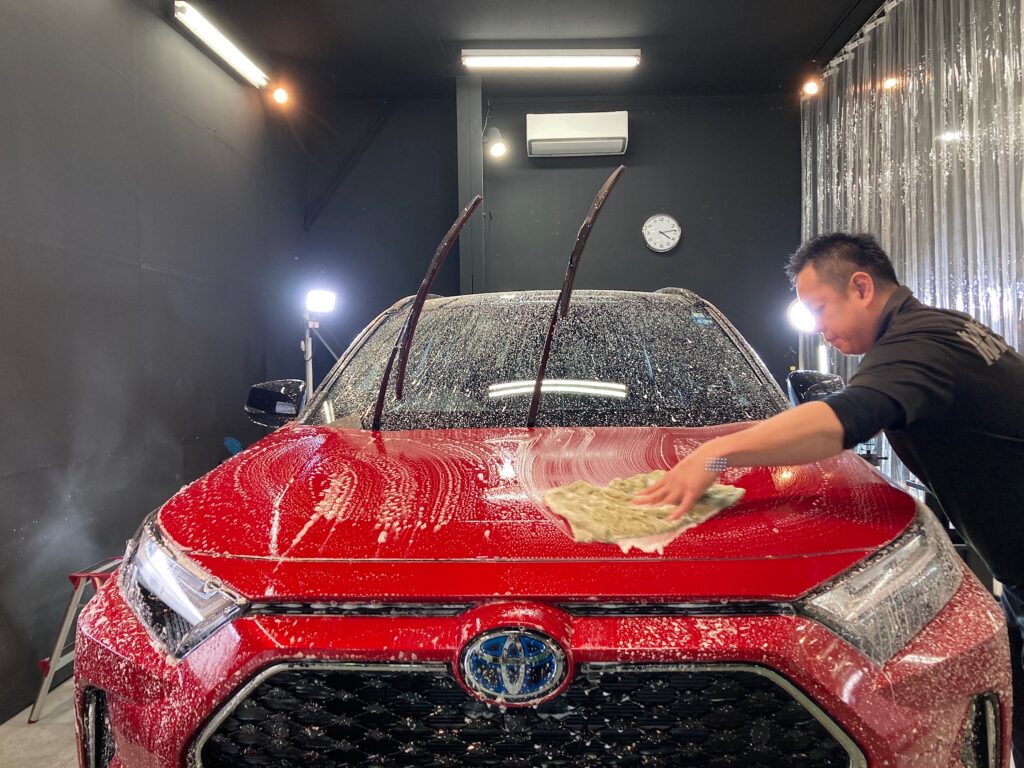 トヨタ・RAV4の下地処理工程：手洗い洗車の様子