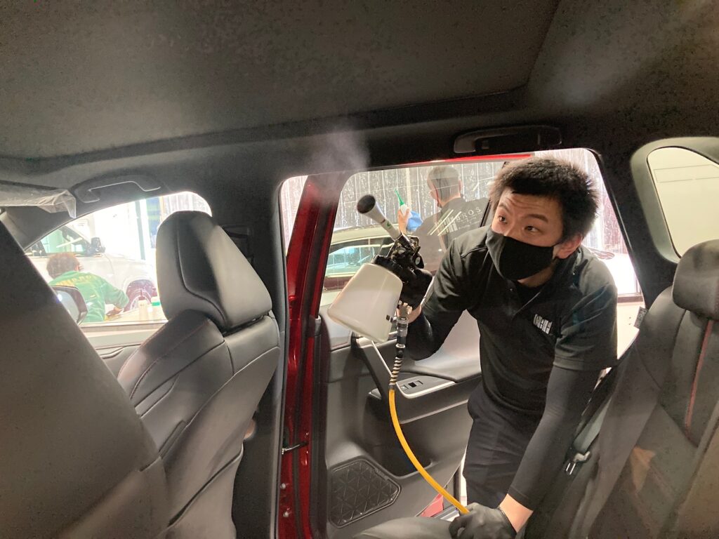 トヨタ・RAV4の愛車パック施工工程：光触媒抗菌施工