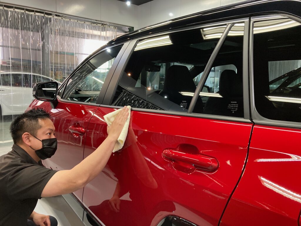 トヨタ・RAV4の仕上げ作業：レベリング後に乾拭きしている様子
