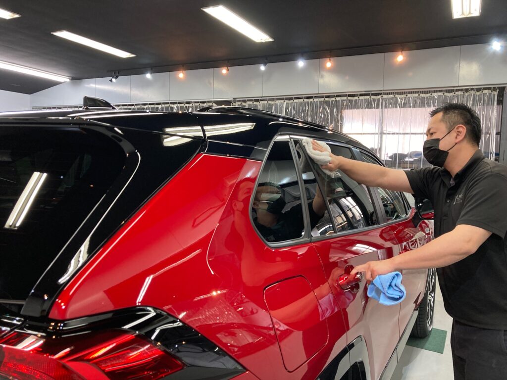 トヨタ・RAV4の愛車パック施工工程：窓ガラスの全面撥水