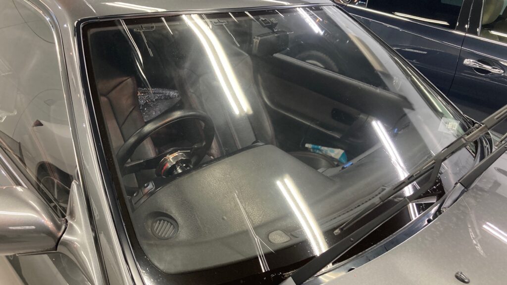 日産・GTR32カーフィルム施工工程：フィルムを貼っている写真