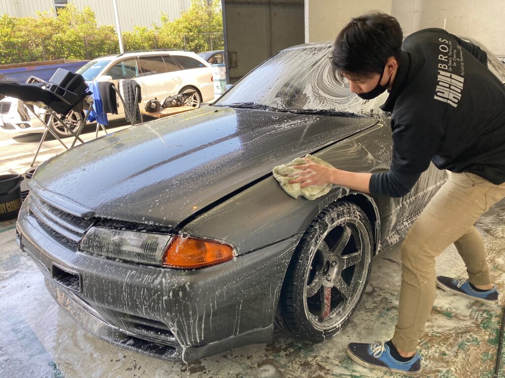 日産・R32 GT-R下地処理工程：洗車をしている写真