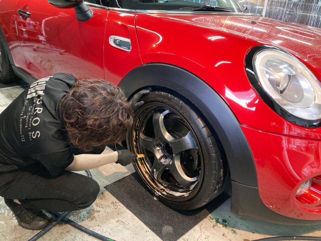 MINI・３ドアの下地処理工程：ホイール洗浄の様子