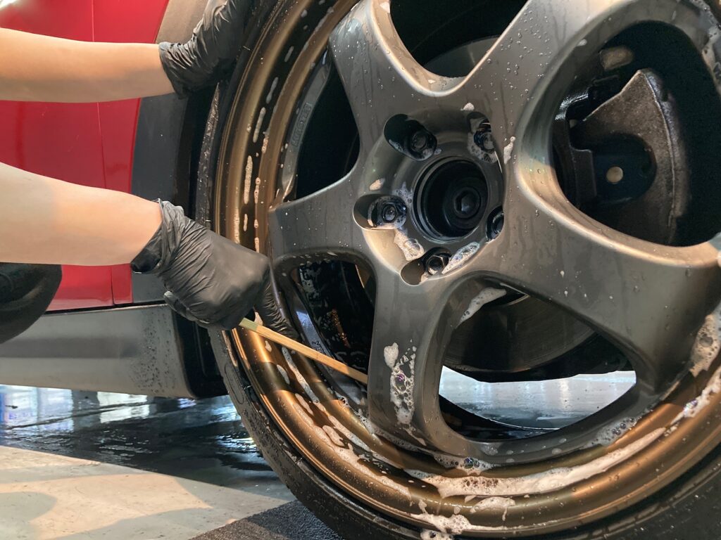 MINI・３ドアの下地処理工程：ホイールの奥を洗浄している様子