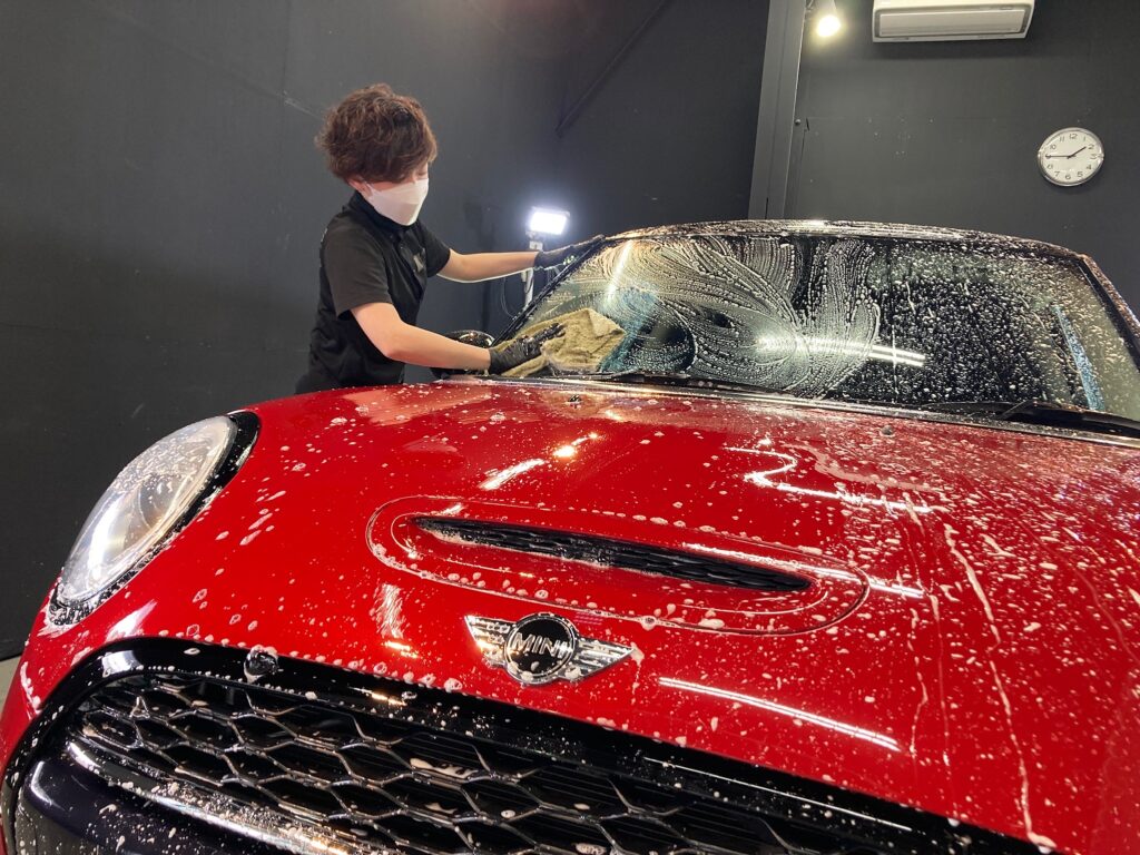 MINI・３ドアの下地処理工程：脱脂洗浄をしている様子