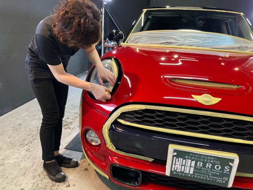 MINI・３ドアの下地処理工程：マスキングテープを貼っている様子