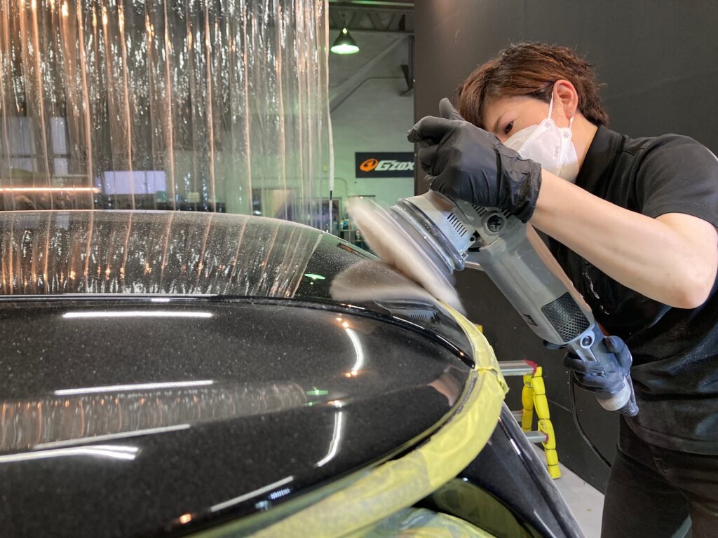 MINI・３ドアの下地処理工程：ルーフ部分を磨いている様子