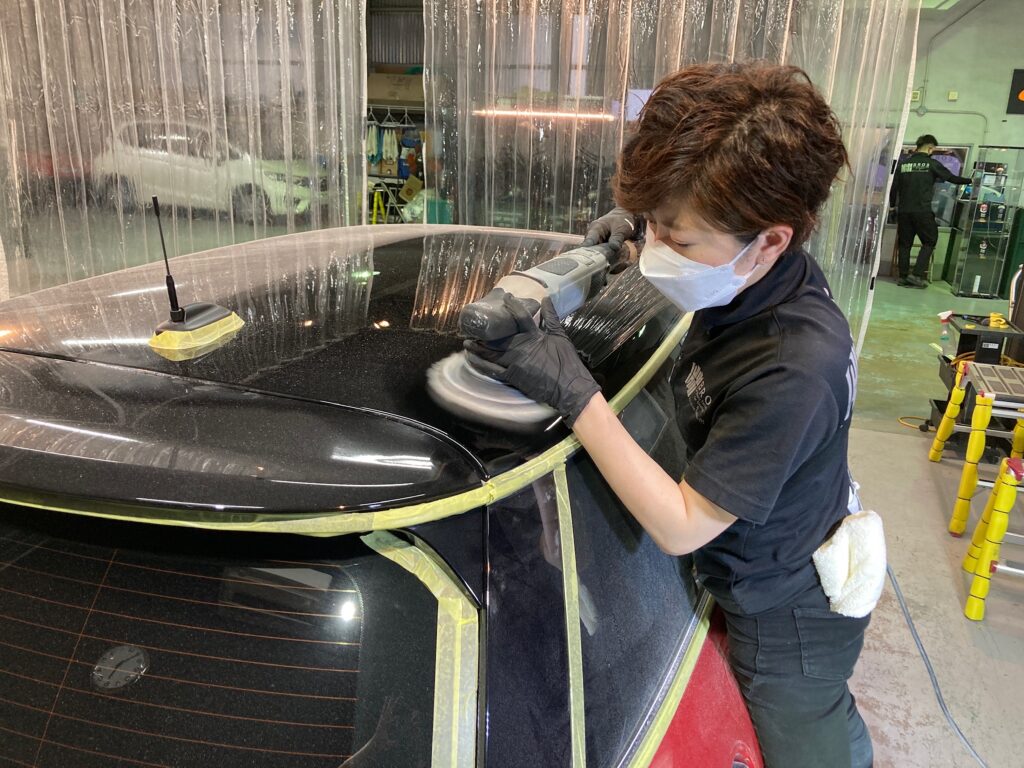 MINI・３ドアの下地処理工程：ルーフを磨いている様子