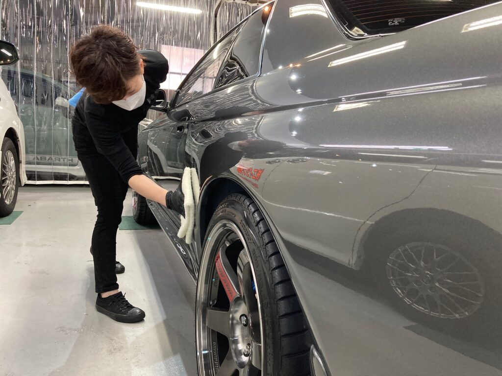 日産・R32 GT-R仕上げ処理工程：コーティング剤を塗った後、レベリングしている様子