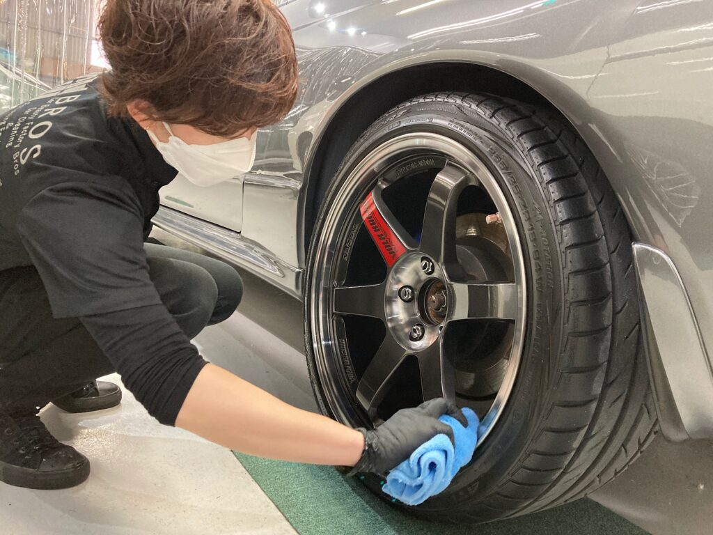 日産・R32 GT-R仕上げ処理工程：ホイールを綺麗に吹き上げている様子