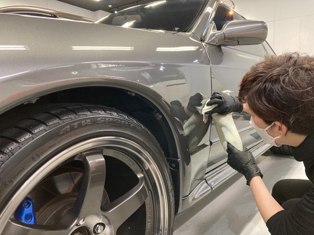 日産・R32 GT-R仕上げ処理工程：細かい部分の汚れを取り除いている様子