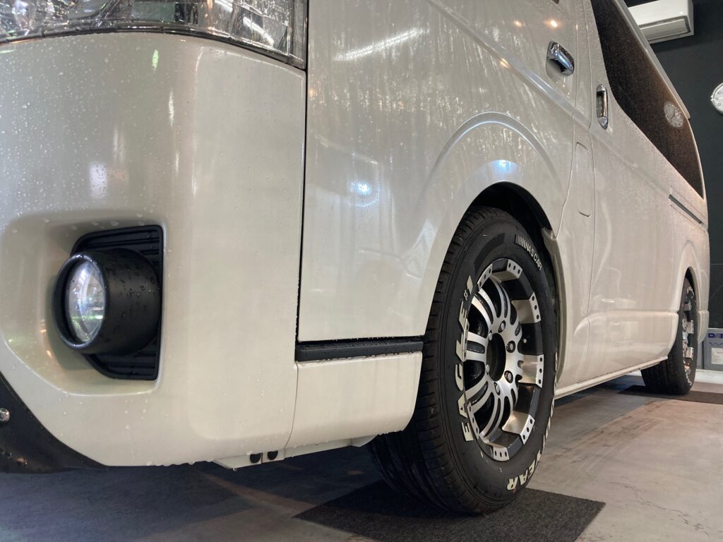 トヨタ・ハイエースのペンキ除去作業後：足回りの写真