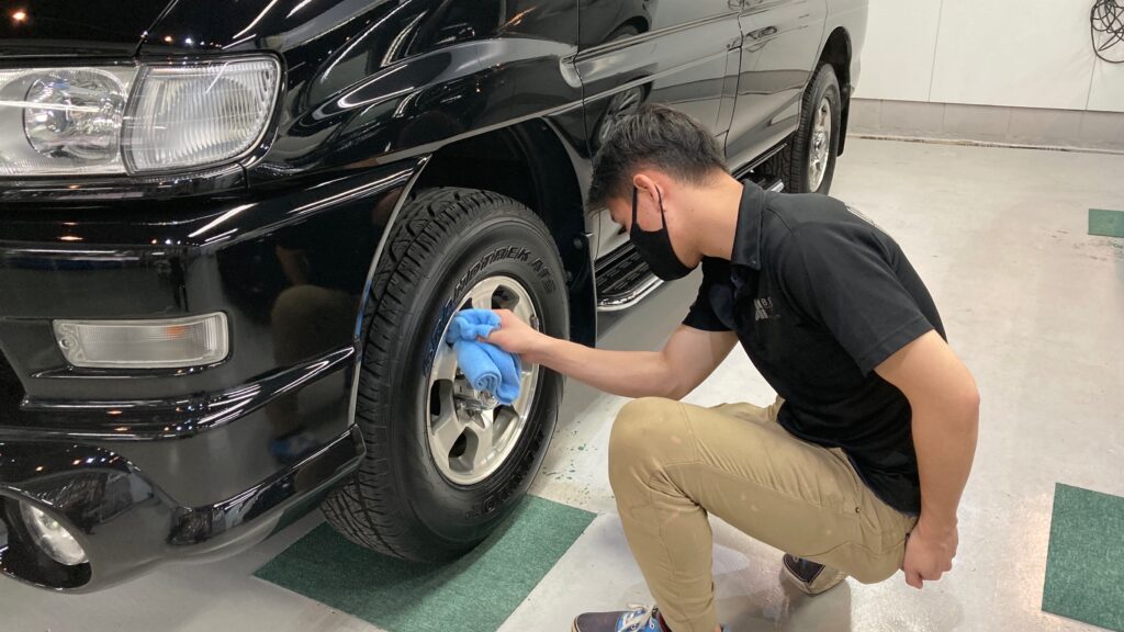 三菱・デリカの仕上げ作業工程：ホイールを綺麗に拭きあげているとこと