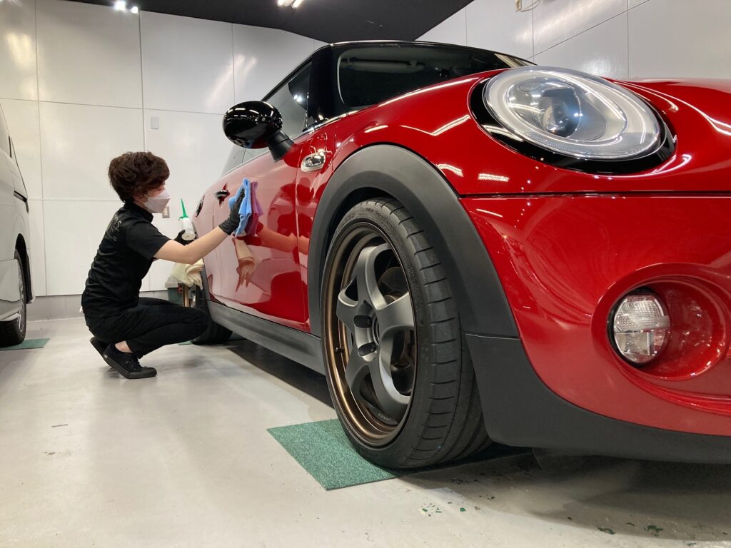 MINI・３ドアの仕上げ処理工程：側面にコーティング剤を塗布している様子