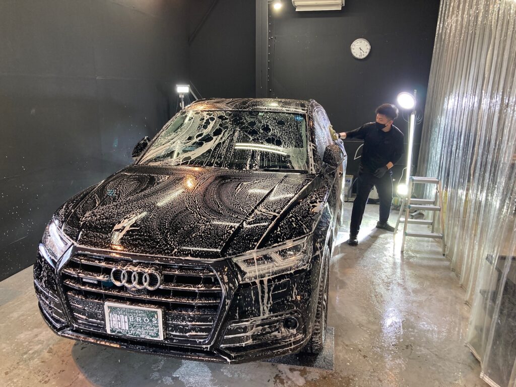 Audi・Q5の下地処理工程：ボディを洗車している様子