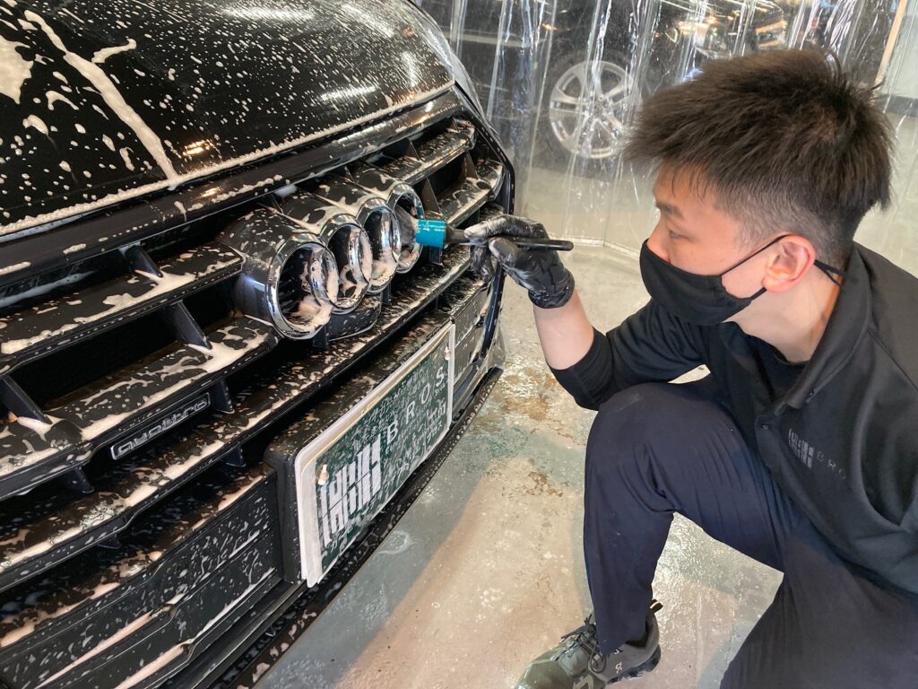 Audi・Q5の下地処理工程：グリルの細かい隙間を洗浄している様子