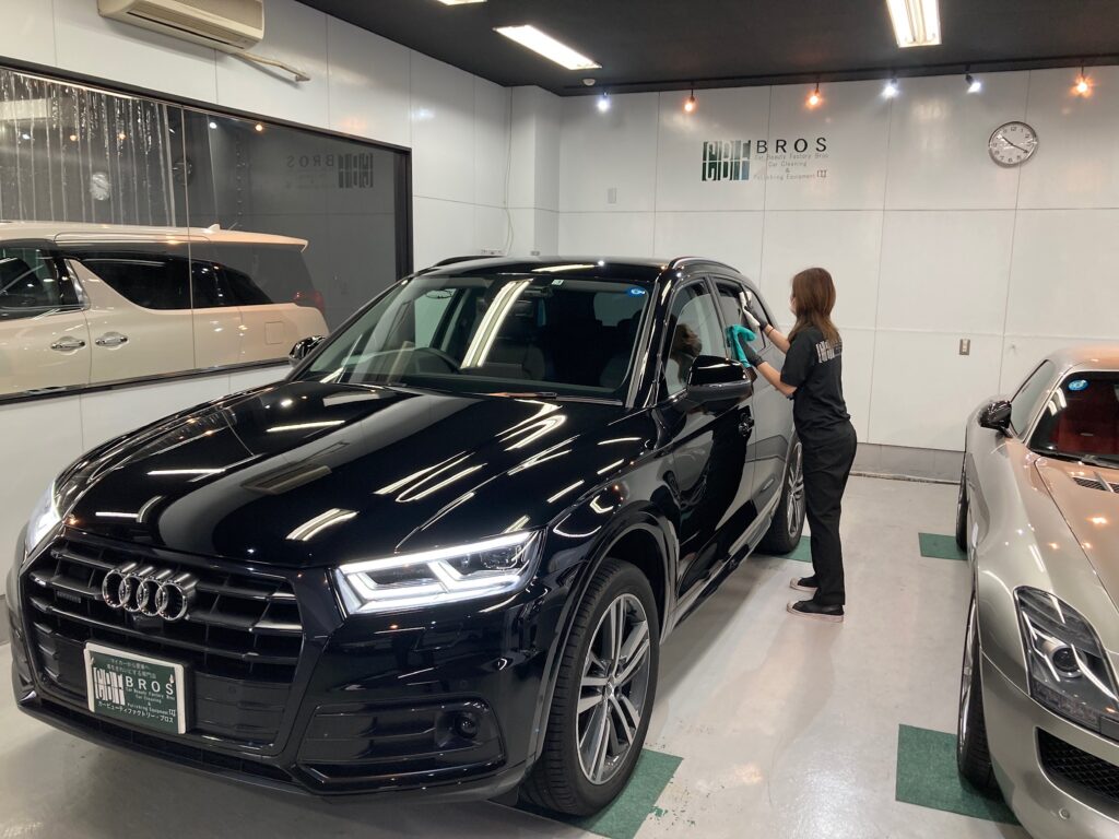 Audi・Q5の仕上げ処理工程：窓を拭いている様子