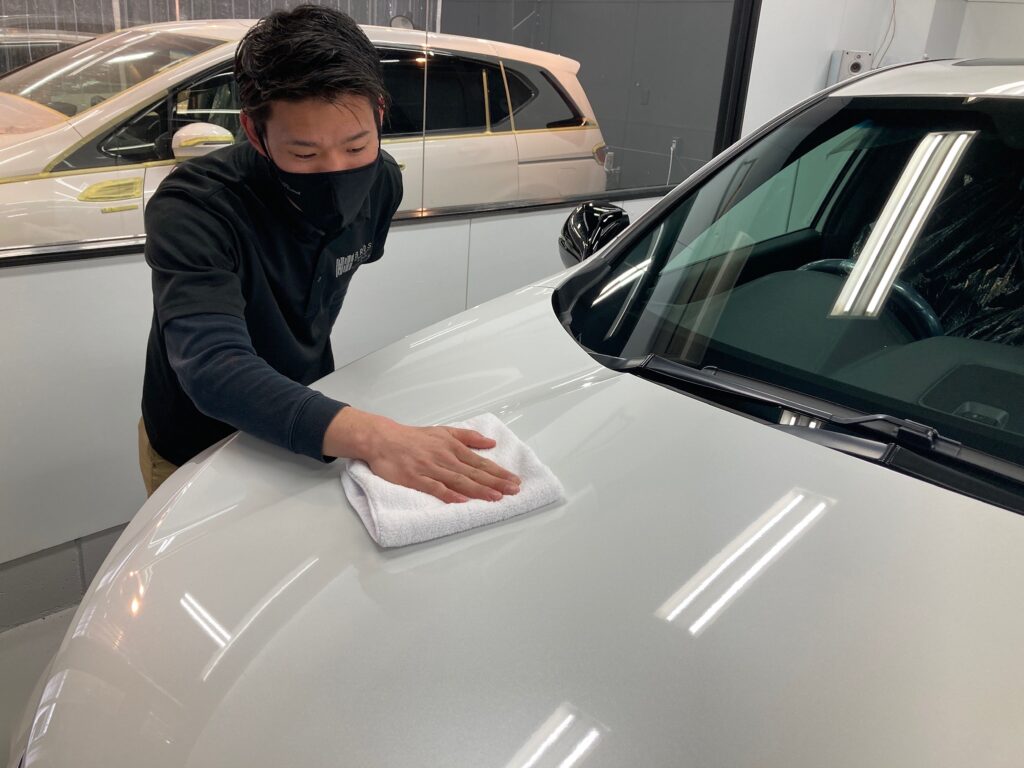 三菱・アウトランダーの仕上げ作業工程：レベリングしている様子