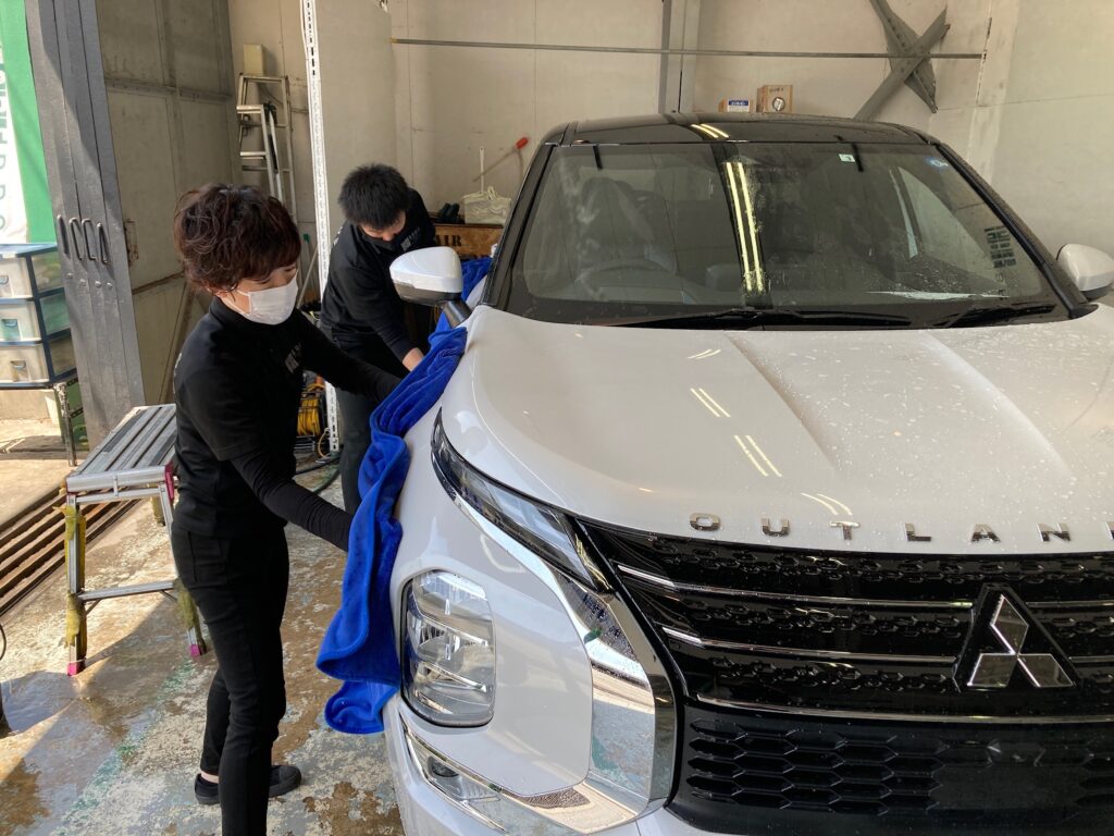 三菱・アウトランダーの下地処理工程：手洗い洗車の様子