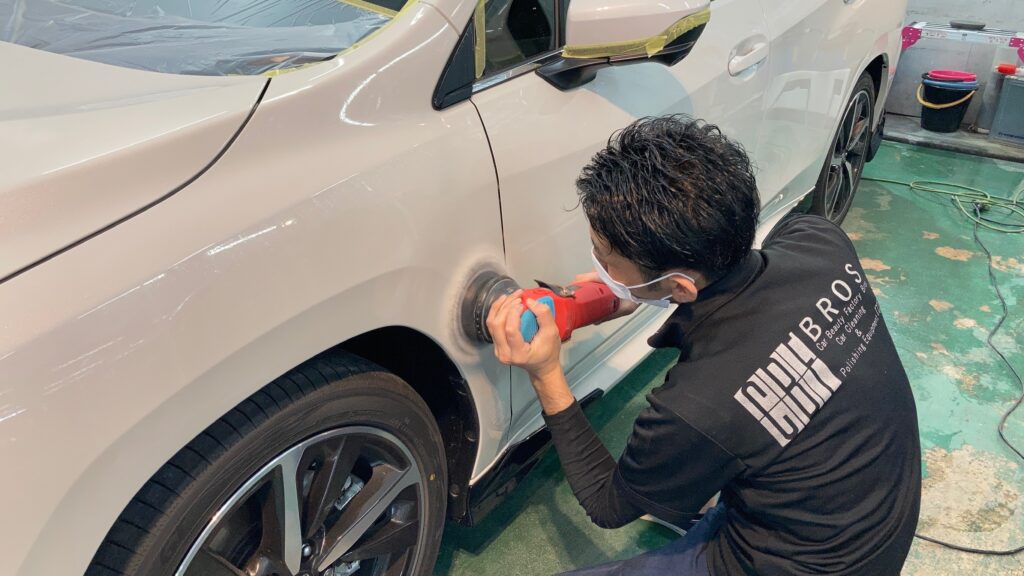 スバル・レヴォーグの下地処理工程：ボディを仕上げ磨きしている様子
